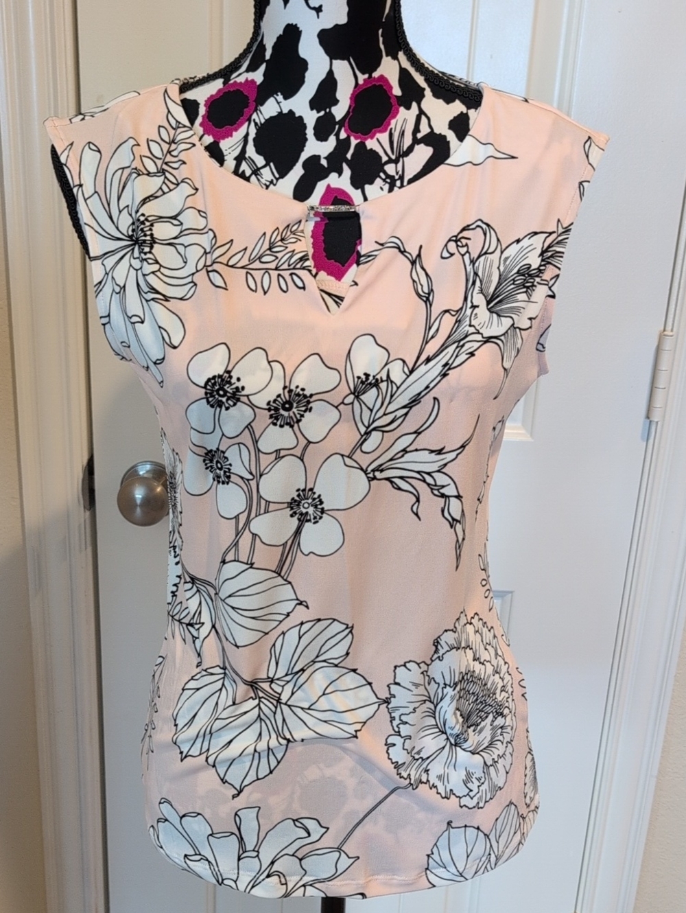 Calvin Klein Soft Pink Floral Keyhole Cap-Sleeve Top Size Small NWT